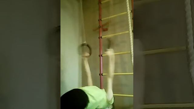 Учимся делать кувырок вперёд на кольцах смотреть онлайн