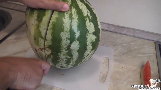 Как правильно резать арбуз на дольки САМЫЙ ПРОСТОЙ СПОСОБ Удобно есть детям и взрослым смотреть онлайн