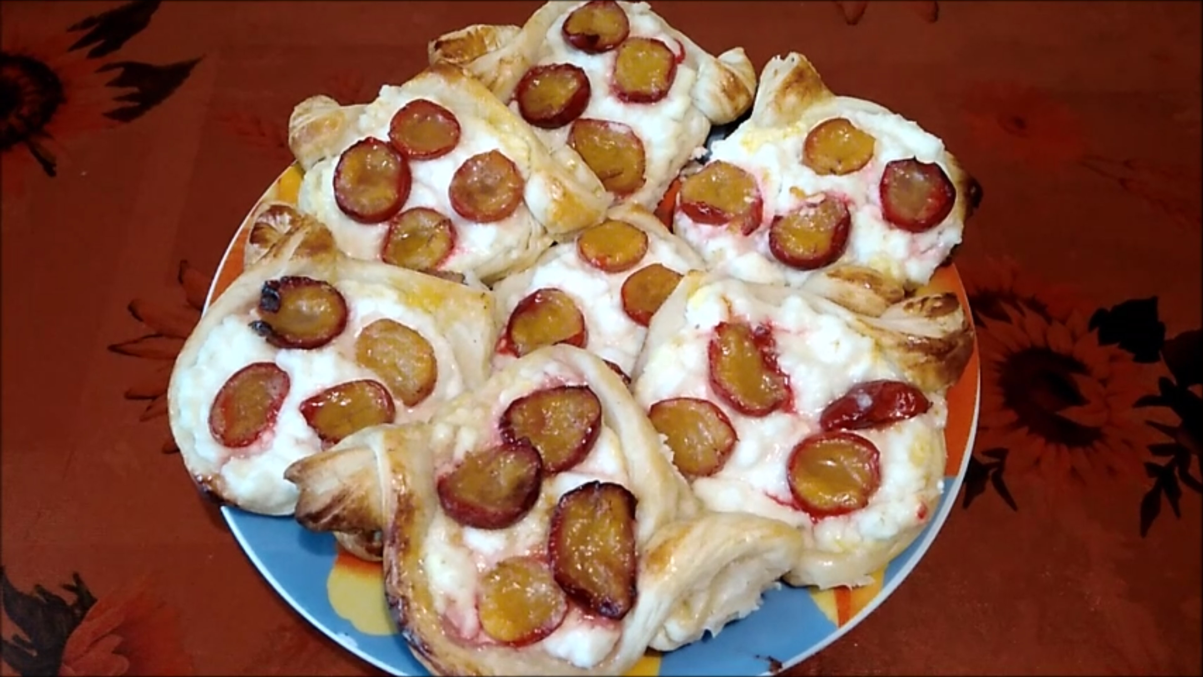 Слойки с творогом и сливой.mp4 смотреть онлайн