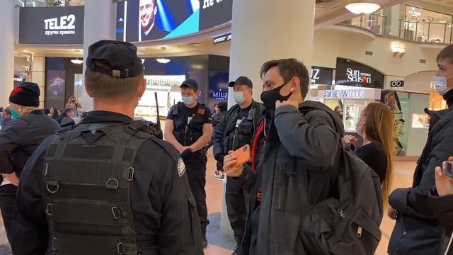 ЗАМЕС С ОХРАНОЙ И МЕНТАМИ В МОСКОВСКОМ ТЦ! ОХРАНА БЫКУЕТ И ОБВИНЯЕТ ПОСЕТИТЕЛЯ В КРАЖЕ! МОСКВА смотреть онлайн