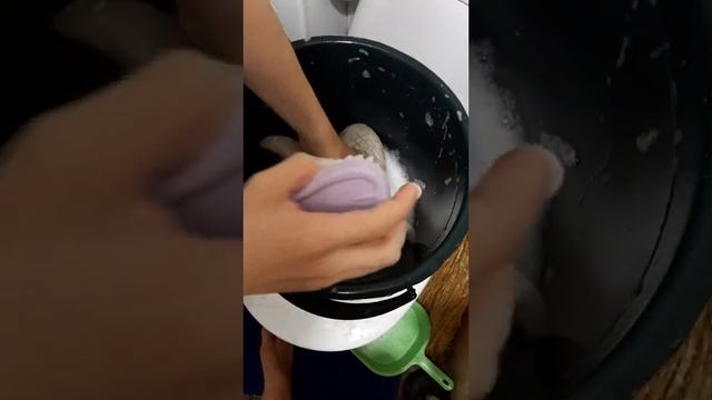 УХАЖИВАЕМ ЧИСТИМ МОЕМ ОБУВЬ ПОСЛЕ УЛИЦЫ. ДЕТИ МОЮТ ОБУВЬ. ☝️?? смотреть онлайн