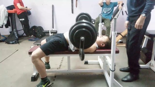 ЖИМ УЗКИМ ХВАТОМ 95 КГ НА 6 РАЗ МОЙ ВЕС 65 КГ! смотреть онлайн