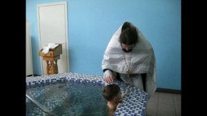 Как крестят детей в церкви.