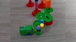 Гонки шариков марблс по пластиковому лабиринту и погрузка их в маленькие паровозики / Marble Run ASM