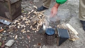 Как разжечь дымарь пчеловода. Топливо для дымаря. Один из способов для длительного дымления