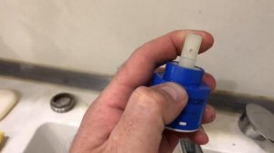 Капает кран на кухне. Ремонт смесителя на кухне. Смеситель для кухни.