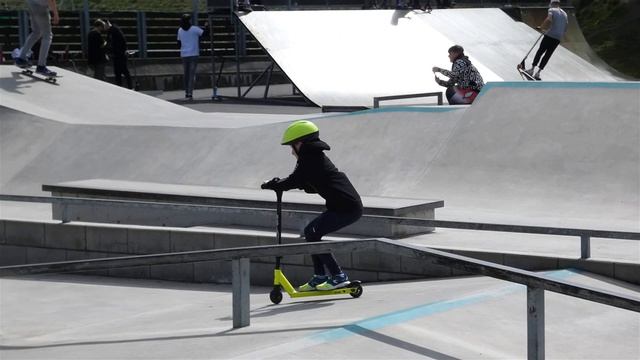 Skatepark Sokolov - duben 2021, Elen na koloběžce OXELO MF ONE смотреть онлайн