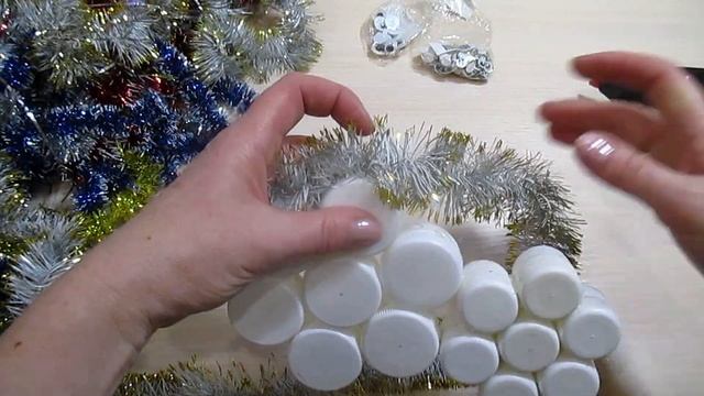 ИЗ КРЫШЕЧЕК ОТ БУТЫЛОК! ВЕСЕЛЫЙ СНЕГОВИК!!! ПОДЕЛКИ ИЗ МУСОРА!!! СВОИМИ РУКАМИ!!! смотреть онлайн