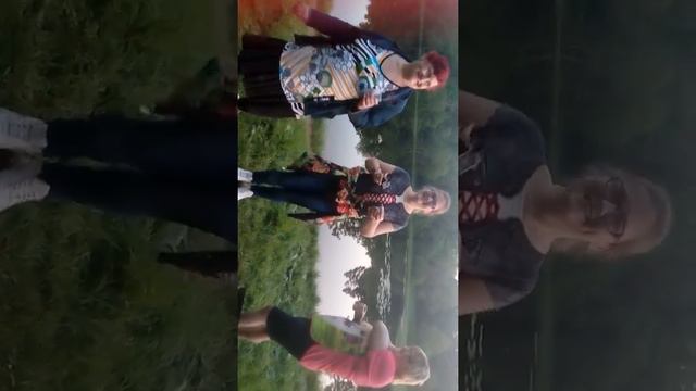 Девушки оджигают по полной а мужчины стоят в сторонке смотреть онлайн