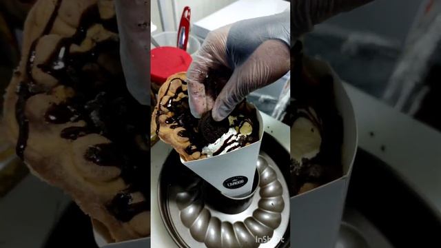 Waffle Oreo with ice cream ☺? #dubailife #streetfood #waffle #dubailife #kitchenlife смотреть онлайн