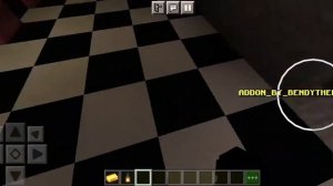 работает охранником в пиццерии Фредди