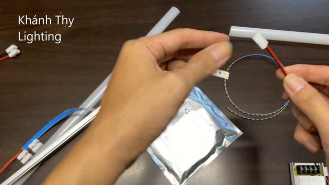 Cách lắp đèn led tủ bếp, tủ quần áo, kệ trưng bày, Hướng dẫn cách chọn đèn led thanh nhôm lắp tủ bế смотреть онлайн