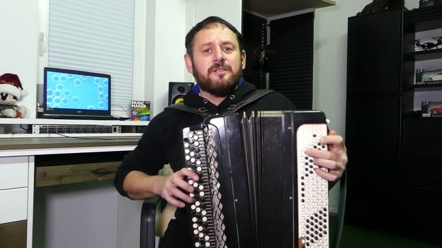 Немец поет на баяне " Жылдар Кетседе" смотреть онлайн