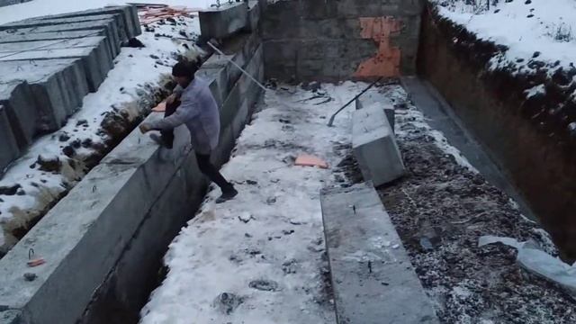 Монтаж фундаментного блока зимой.Харьков. смотреть онлайн