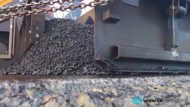 В аэропорту Новый Уренгой начали укладывать новое покрытие на взлетно-посадочной полосе смотреть онлайн