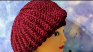 Берет рельефными дорожками крючком.  Весенний беретик. (720p)