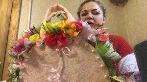 Сумочка с розами из гофрированной бумаги с конфетами, делайте и наслождайтесь красотой