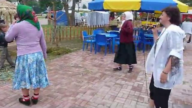 Бабки зажигают а мужик не выдержал 2) смотреть онлайн