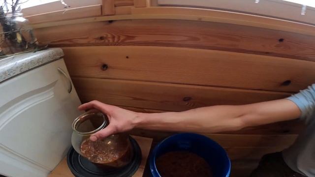 Просто залил воды. Квас из шиповника, тыквы и всего. Наш ответ кока-коле