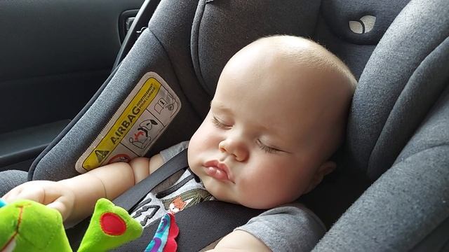 26.08.21 ? Грудничок Джеймс спит в машине в автокресле ? смотреть онлайн