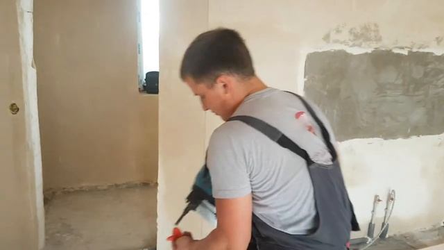 Монтаж газовым пистолетом TOUA GSN50Е утеплителя под теплый пол . смотреть онлайн