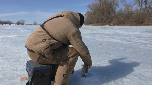 Плавная игра приносит рыбу! РЫБАЛКА в конце МАРТА 2022! Последний лёд ! смотреть онлайн