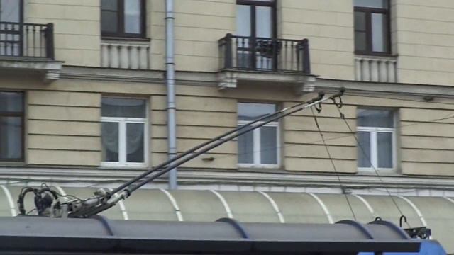 Разворот 43 троллейбуса с УАХ у Финляднского в Петербурге 10-***: БКМ-32100D 2121 по №43 (17.12.20) смотреть онлайн
