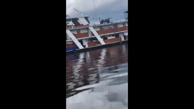 Аккуратненько спускаем судно на воду.. смотреть онлайн