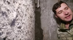 Как замазать большие щели в стене