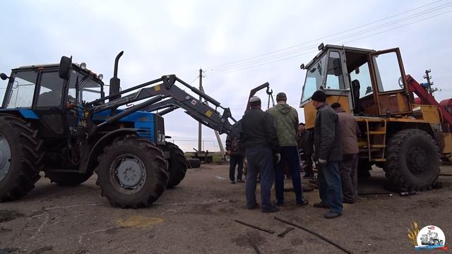 На погрузчике ТО-30 меняем полураму и рабочие органы. Выгребаем горящее зерно из склада. смотреть онлайн
