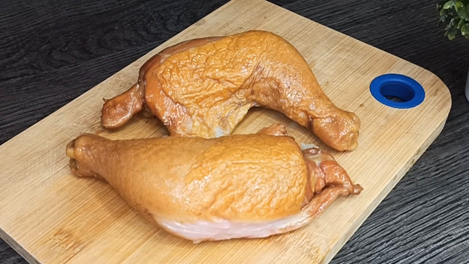 Неожиданный результат получился. Вот и готов мой салат с копченой курицей.