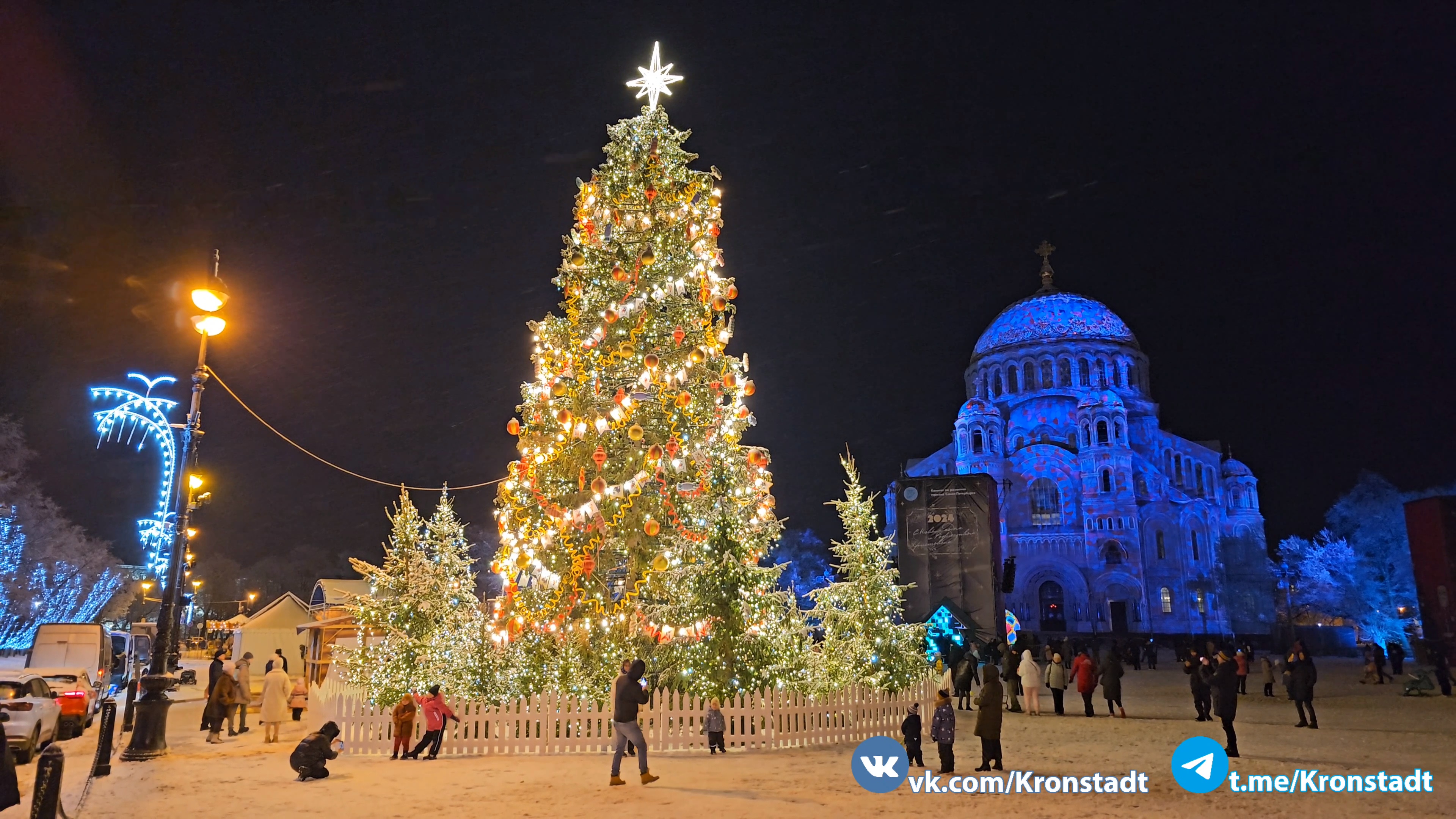 Новогодняя атмосфера на Якорной площади в Кронштадте. 23.12.2023 г. смотреть онлайн