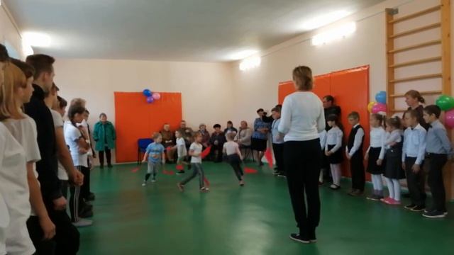 Спортивный танец в исполнении самых маленьких учащихся Юровской школы смотреть онлайн