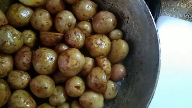 ЖАРЕНЫЙ КАРТОФЕЛЬ на сковородке.ГОТОВ ЧЕРЕЗ 20 МИН. Блюдо для тех,кто не любит стоять у плиты. смотреть онлайн