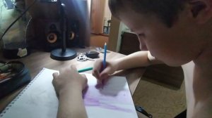 27 апреля 2022 Тима рисует Маму на урок ИЗО за братана?