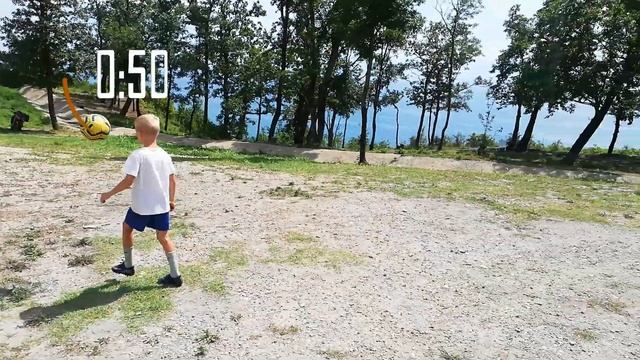 Набивание мяча.Полезные лайфхаки юного футболиста МЯЧ ADIDAS UNIFORIA смотреть онлайн
