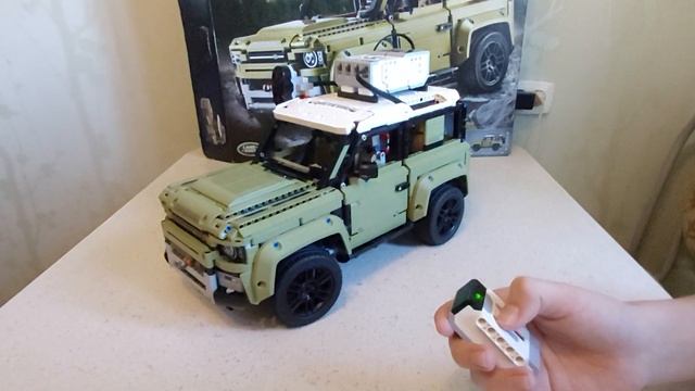 LEGO TECHNIC Land Rover Defender с электродвигателями смотреть онлайн