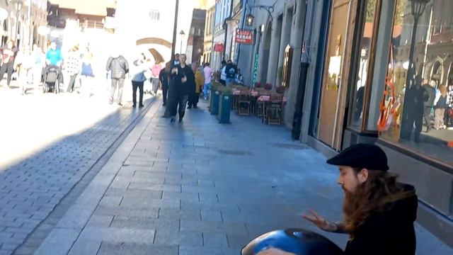 Street musician playing the cajon in Krakow | Уличный музыкант, играет на кахоне в Кракове смотреть онлайн