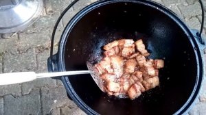 Свиная грудинка в казане на костре.