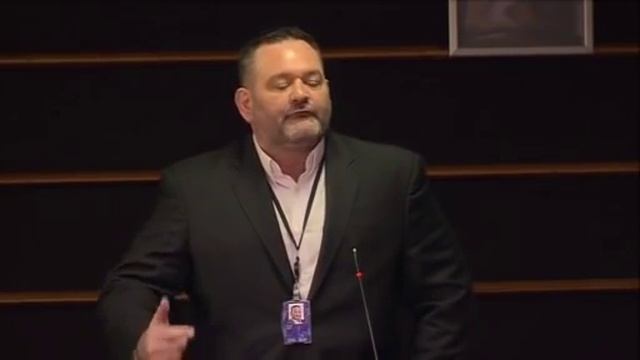 Ξέσκισε την τουρκική σημαία μέσα στην ευρωβουλή ο Γιάννης Λαγός[Mpgun.com]