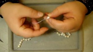 Узелки на бусах способ № 2 (с иголкой)