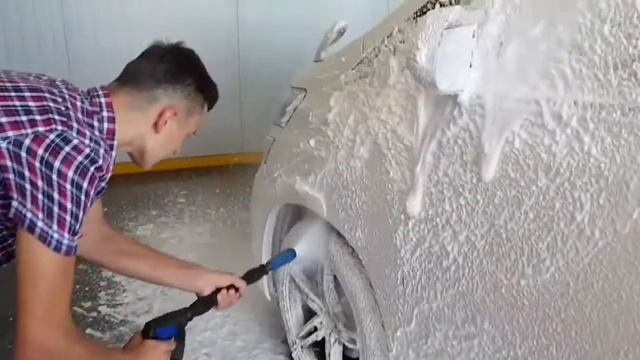 Дети моют машину сами, а главное качественно. Children helps' смотреть онлайн