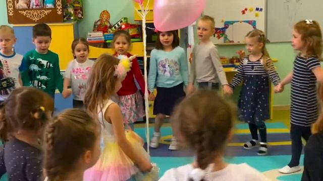 Ариша празднует 5 лет. Распаковка подарков и поздравления от друзей смотреть онлайн