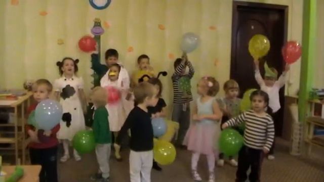 Дети из группы «Пчелки» поздравляют «Фонарик» с Днем Рождения. смотреть онлайн
