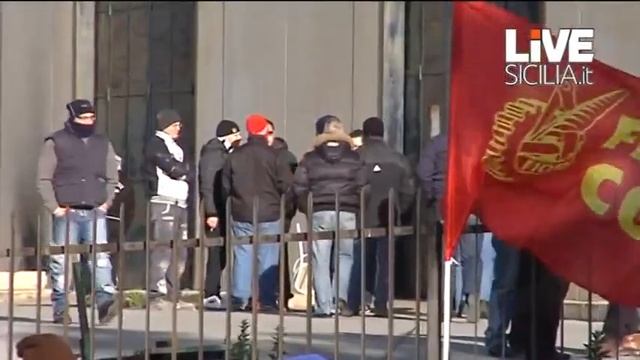 Termini Imerese, ex operai indotto fiat, bloccano uscita dei carri смотреть онлайн