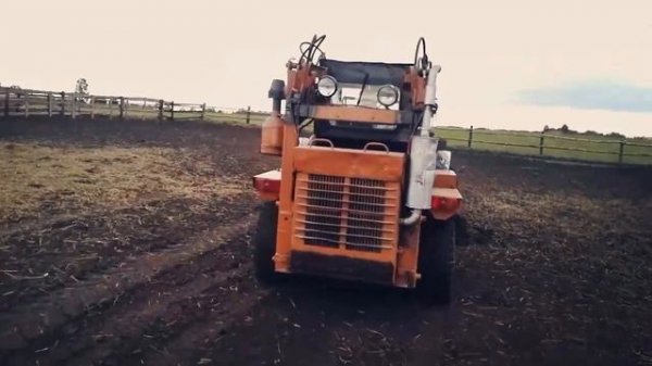 Уборка навоза мини погрузчиком UNC 060 в выгулах, Manure cleaning by mini forklift