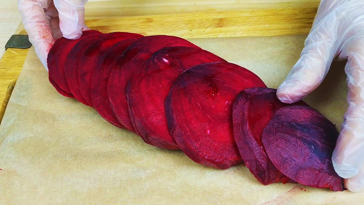 Ах, эта свекла! Могу есть её тоннами и не надоедает! Чудо, а не салат! смотреть онлайн