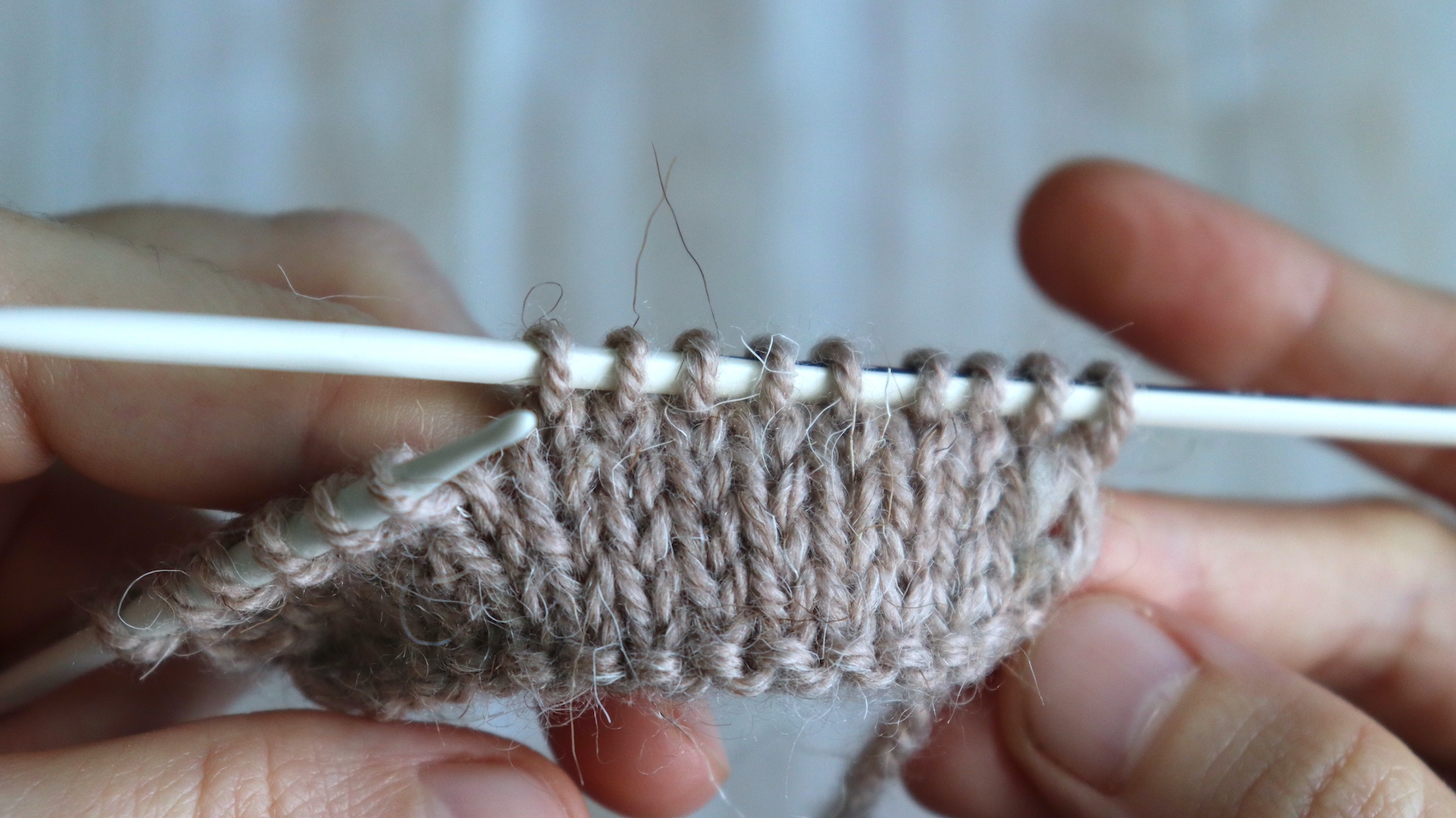 Как просто вязать лицевые петли спицами смотреть онлайн