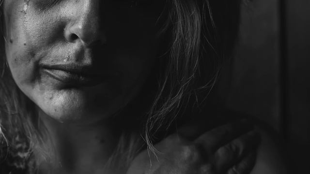 На похоронах тещи пьяный зять упал в могилу прямо на гроб. Доски треснули, из земли послышался крик смотреть онлайн