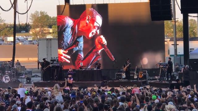 Fergie tribute to Chester Bennington "Crawling" смотреть онлайн